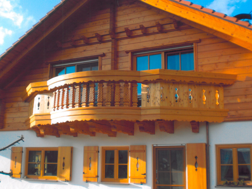 Balkongeländer und Fensterläden im Landhausstil - Holzbau Bauer in Obersontheim